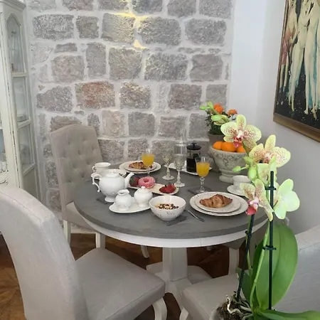 Elephant In My شقة *